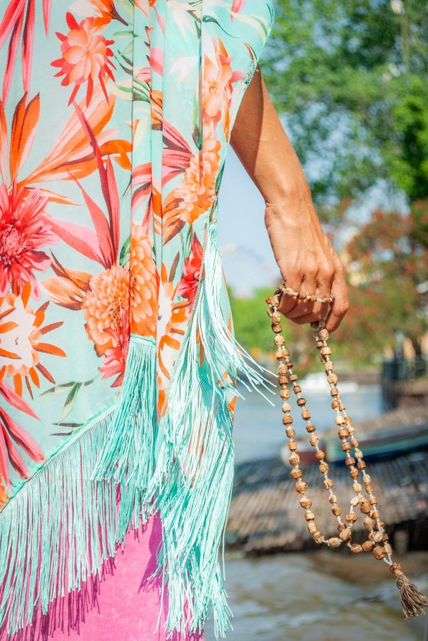 Accessoirisez votre style avec des colliers mala faits main