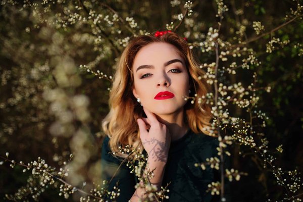 Astuces pour porter des hauts à manches cloche sans paraître démodée