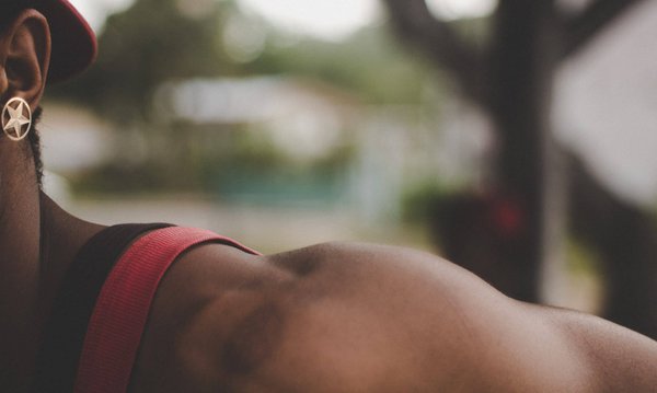 Quelles sont les clés pour choisir des vestes qui mettent en valeur des épaules larges ?