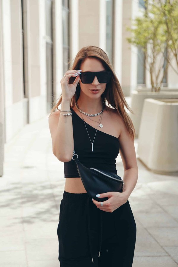 L'accessoire tendance et polyvalent : comment porter et styler un sac banane pour femme