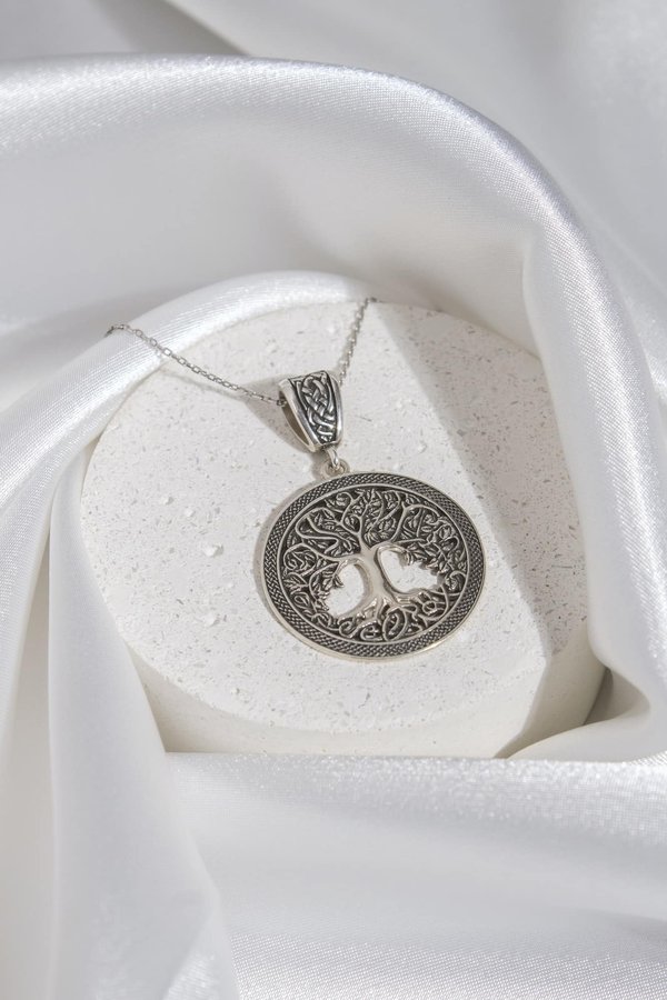 L'arbre de vie : un pont entre le ciel et la terre dans les traditions mondiales